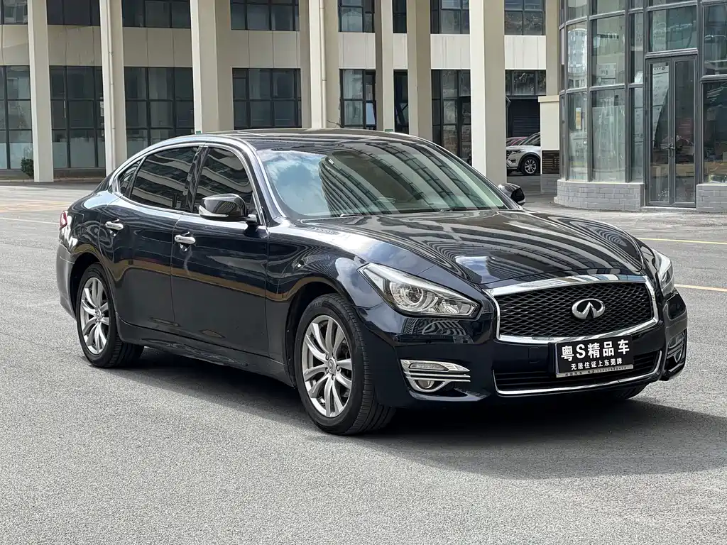 INFINITI Q70