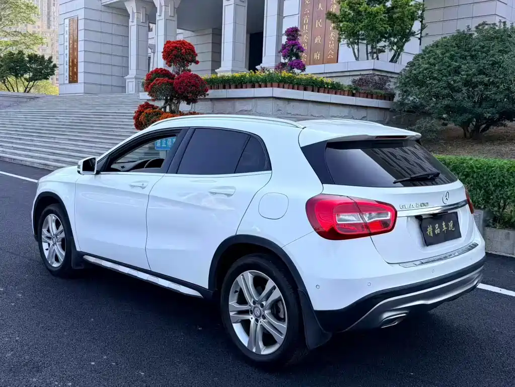 MERCEDES-BENZ GLA