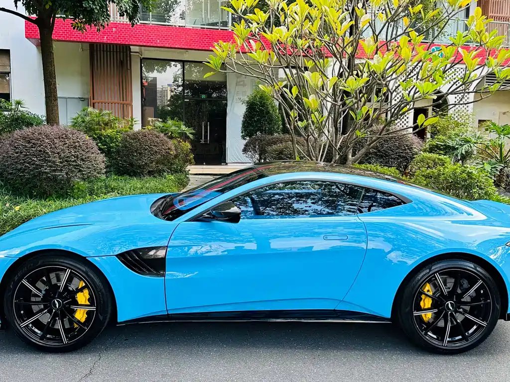 ASTON MARTIN V8 VANTAGE