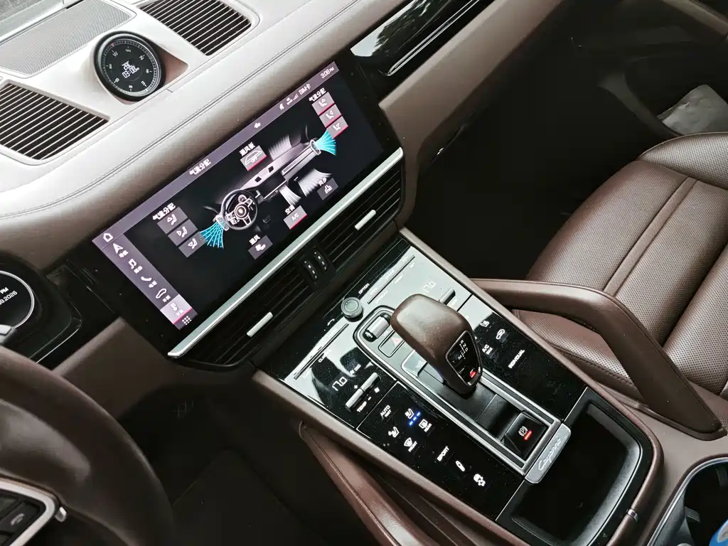 Porsche Cayenne — миниатюра 7