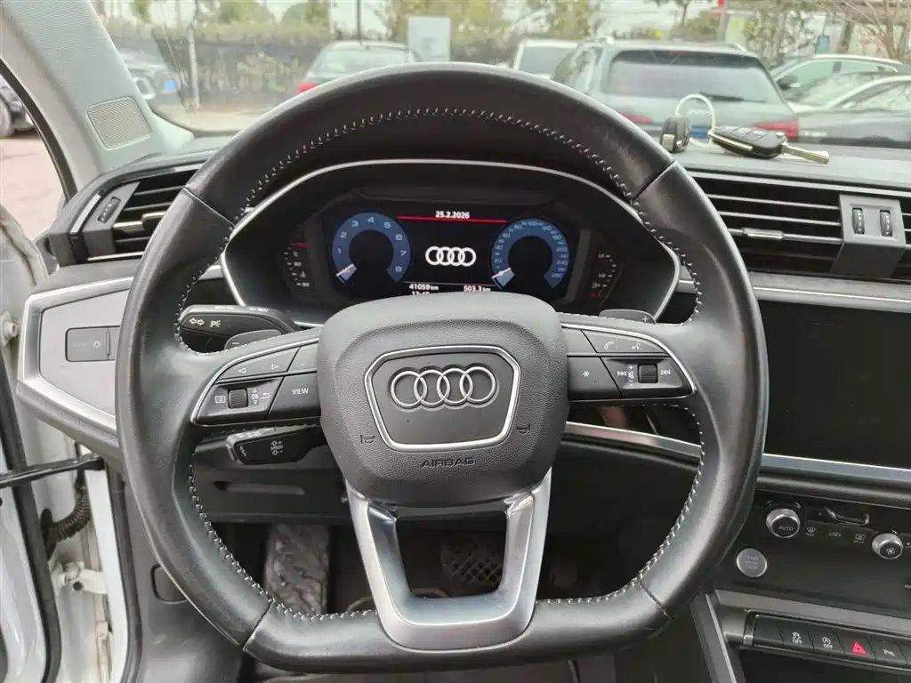 AUDI Q3