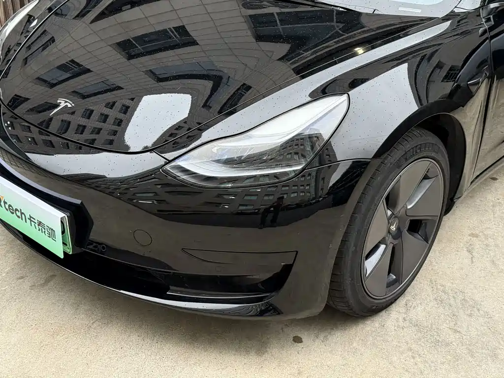 Tesla Model 3 — миниатюра 3
