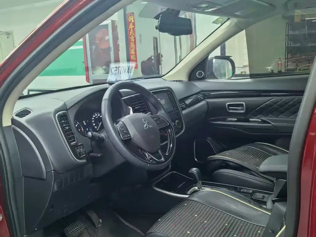 MITSUBISHI OUTLANDER