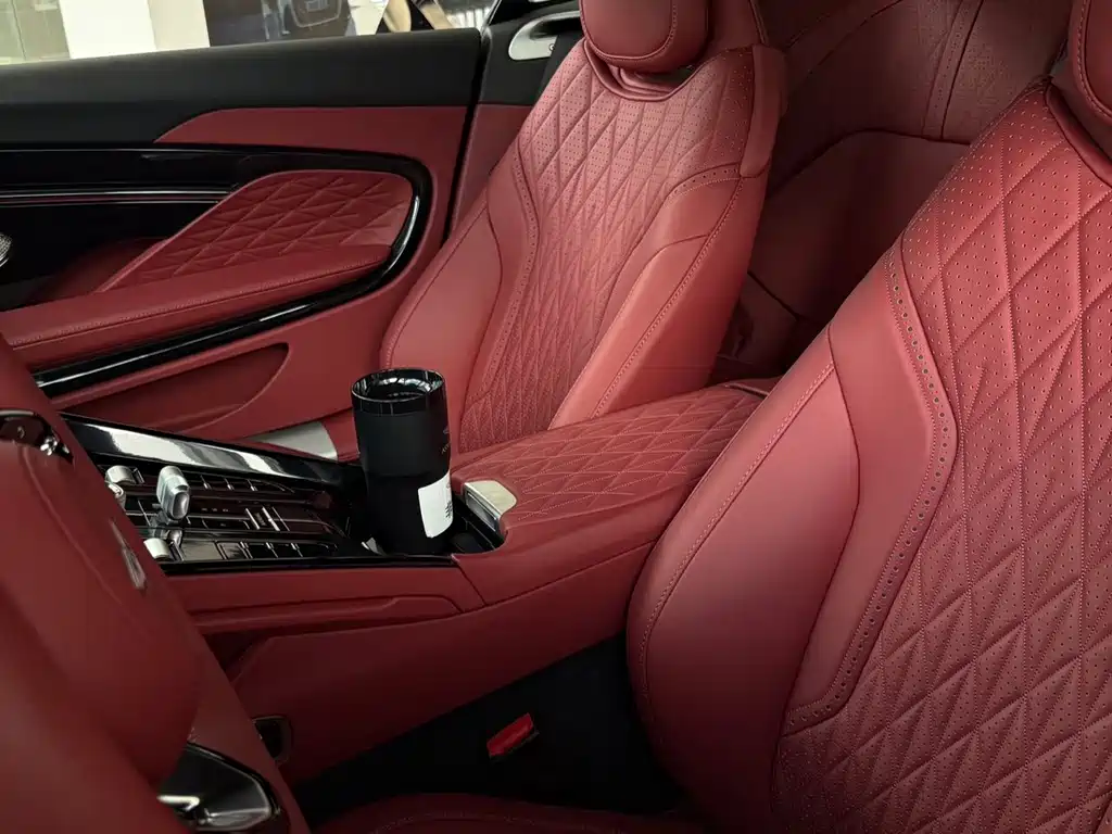 Aston Martin DB12 — миниатюра 13