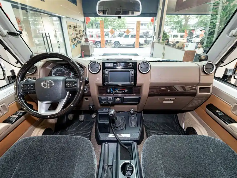 Toyota Land Cruiser LC76 2022 4.0L MT