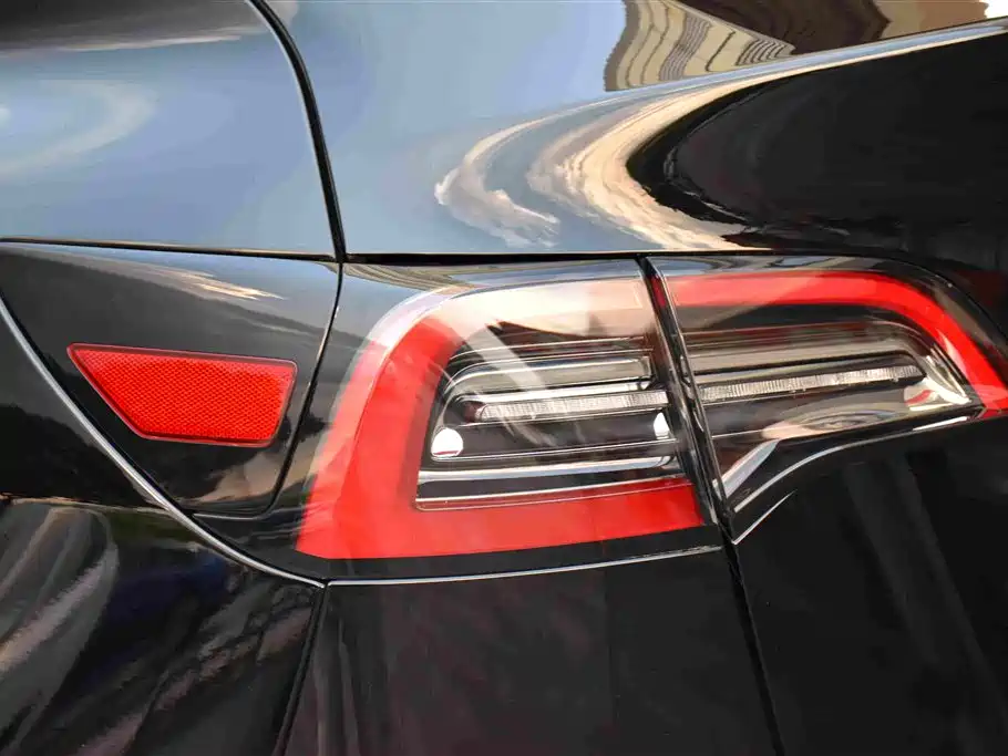 Tesla Model Y — миниатюра 20