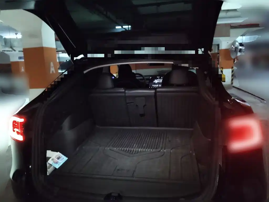 Tesla Model Y — миниатюра 10