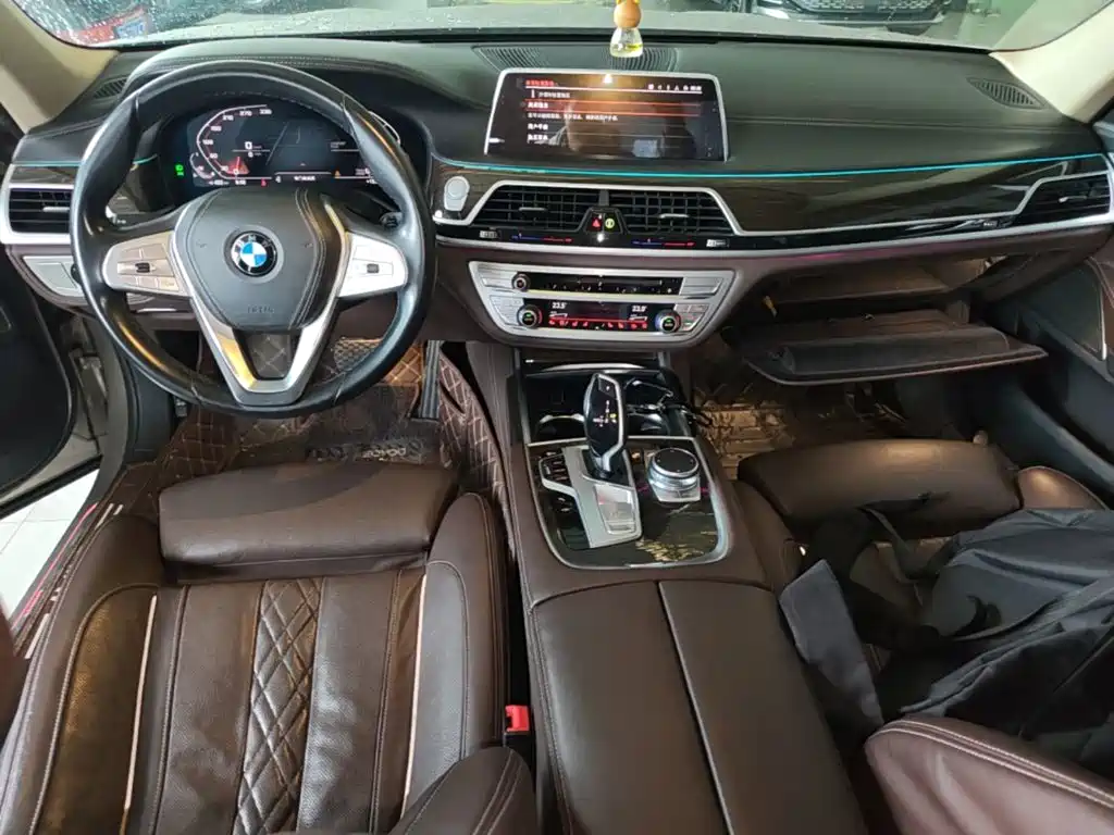 BMW 7 Series — миниатюра 10