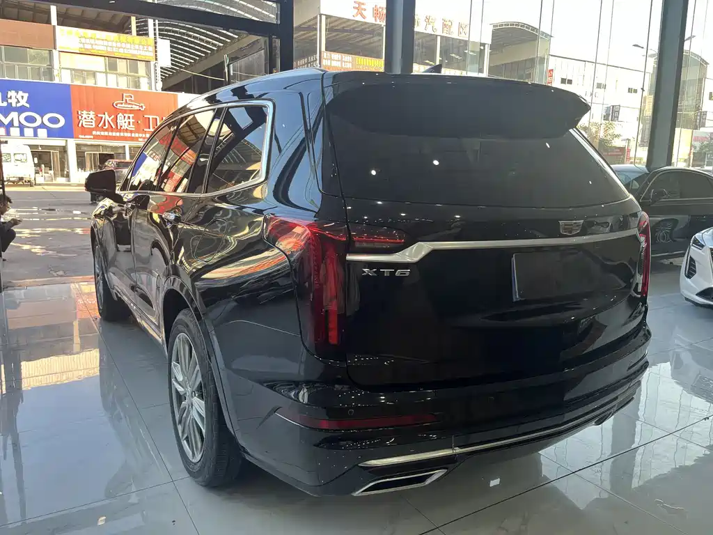CADILLAC  XT6