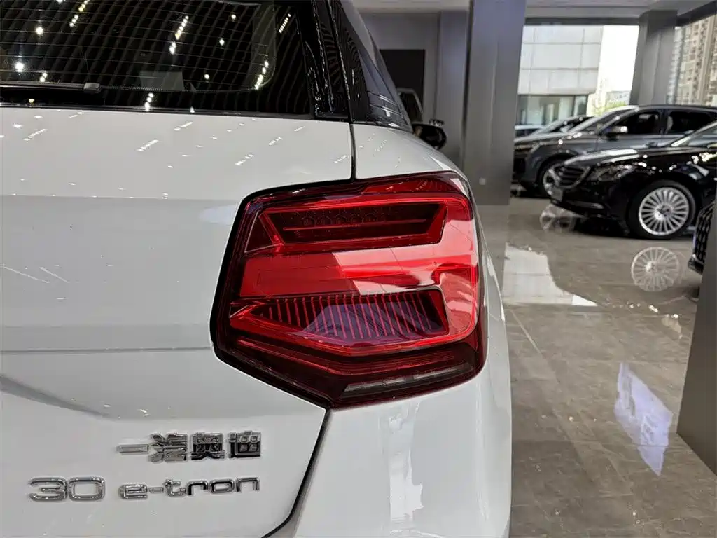 Audi Q2L e-tron - фото 13