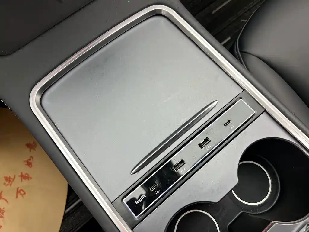 Tesla Model Y — миниатюра 24