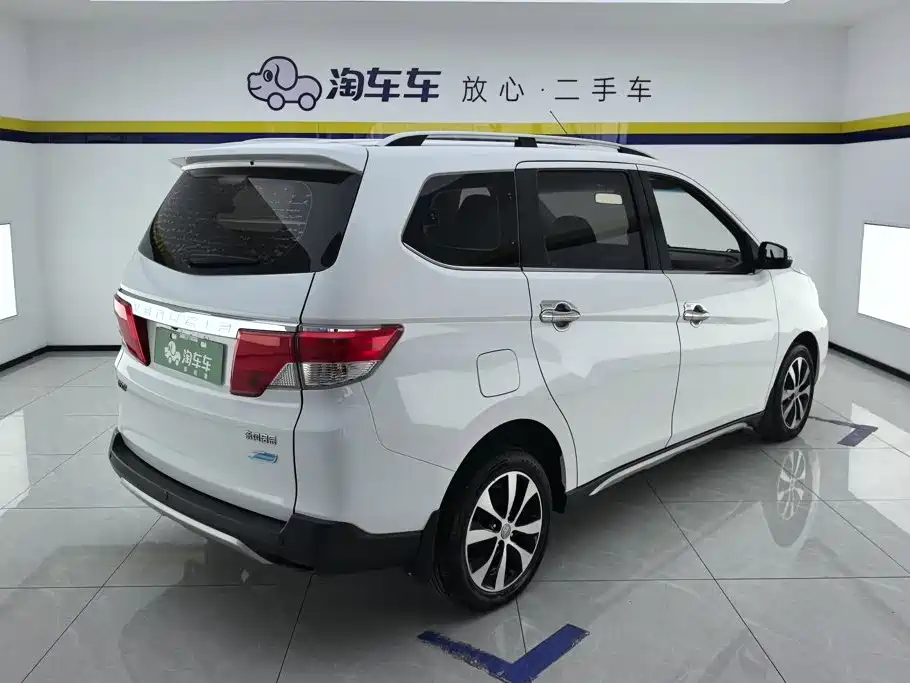 Venucia M50V 1.6L XL CVT Luxury Edition, фото 3
