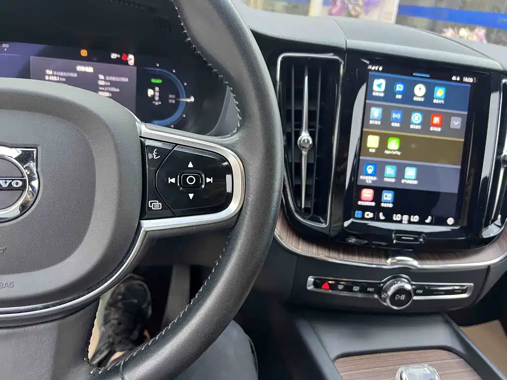 Volvo XC60 2022 T8 Luxury