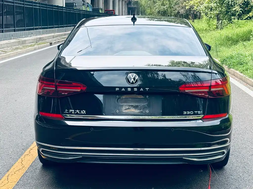 Volkswagen Passat 2021 330TSI Luxury