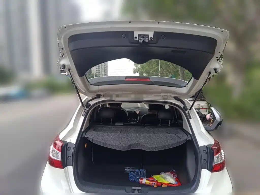 Nissan Tiida — миниатюра 10