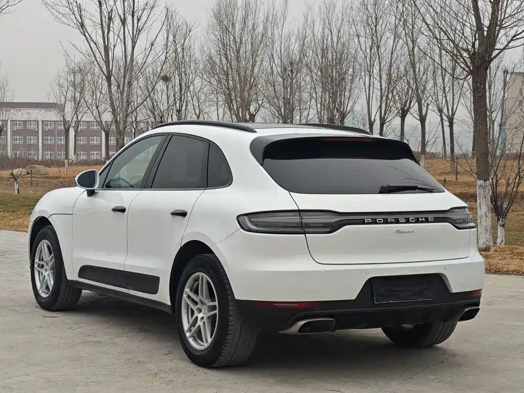 PORSCHE MACAN