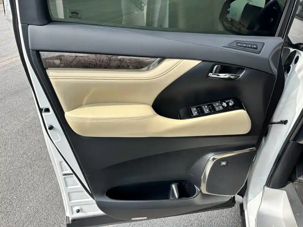 Toyota Alphard — миниатюра 12