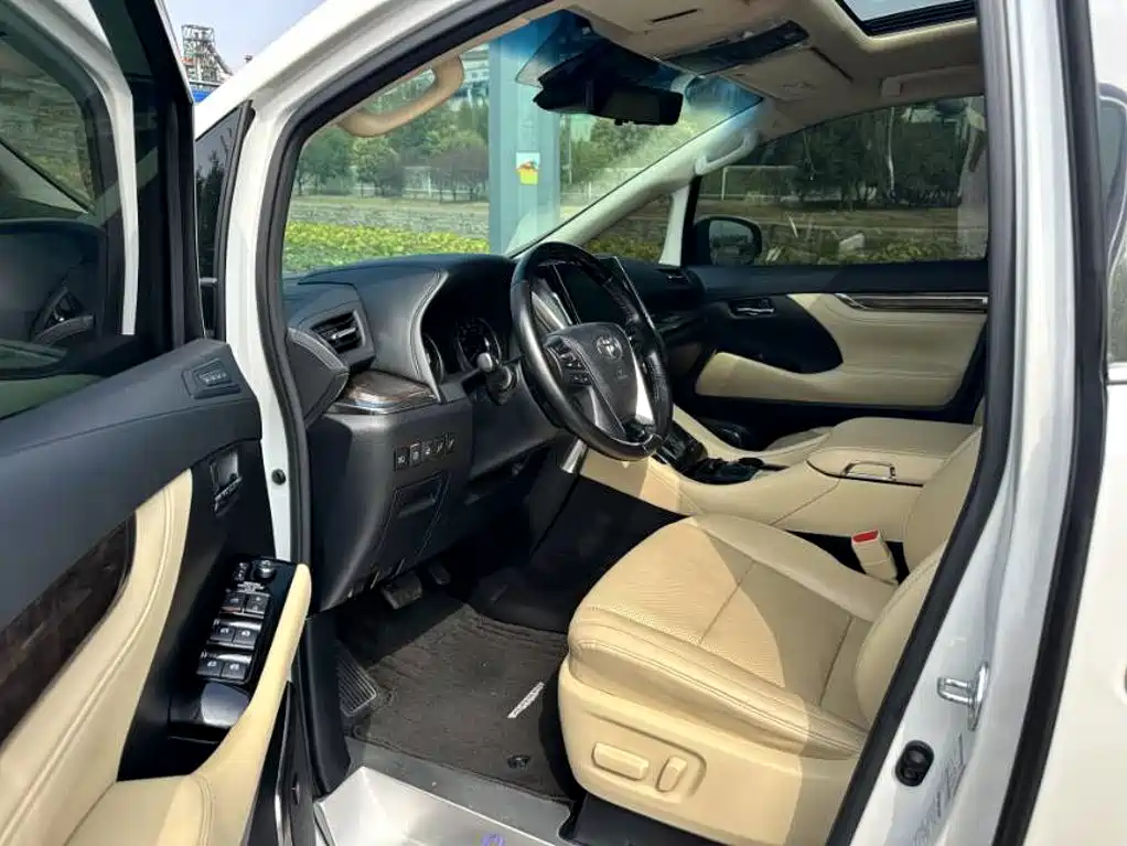Toyota Alphard — миниатюра 7