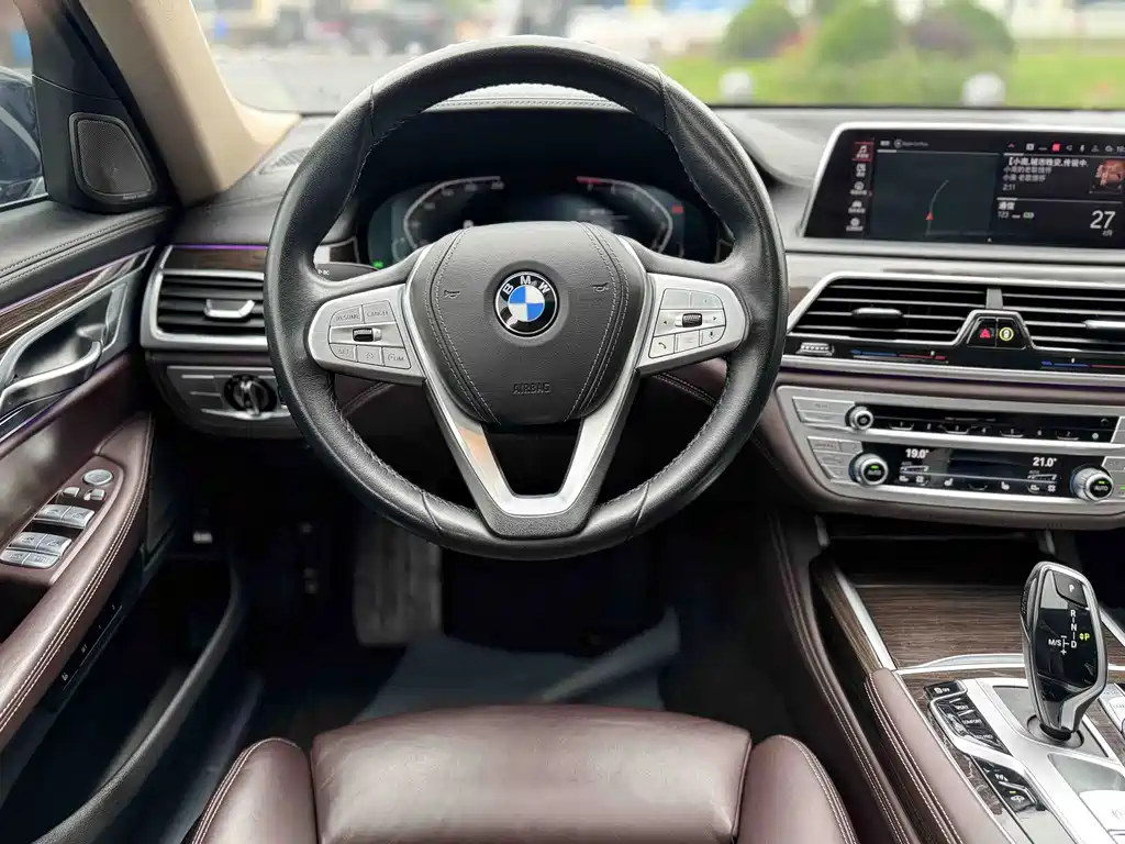 BMW 7 Series — миниатюра 11