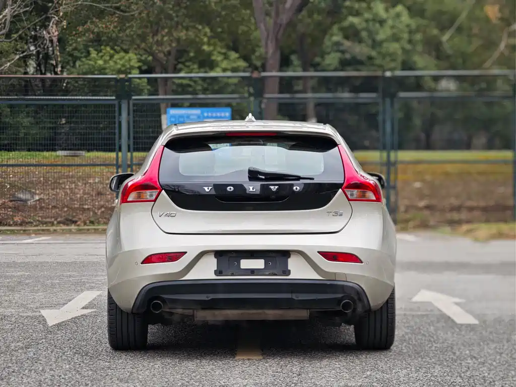 VOLVO V40