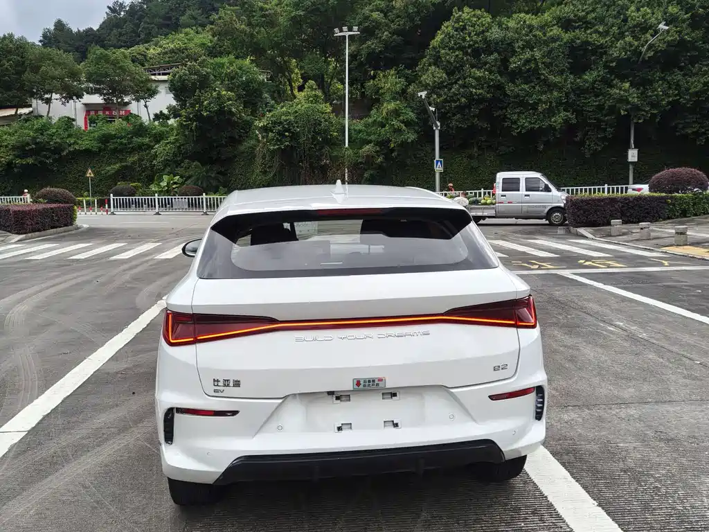 BYD E2
