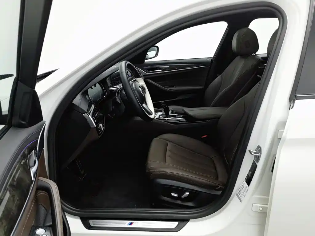 BMW 5 Series — миниатюра 10