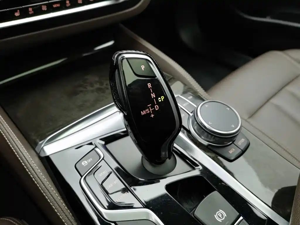 BMW 5 Series — миниатюра 13