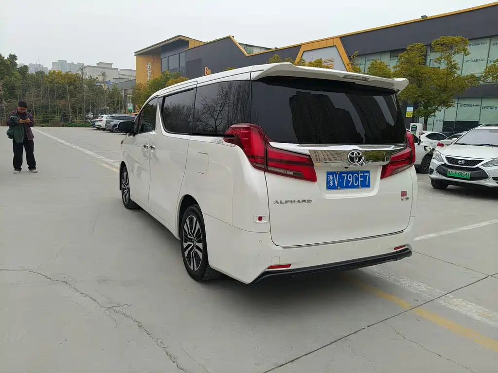 Toyota Alphard — миниатюра 8