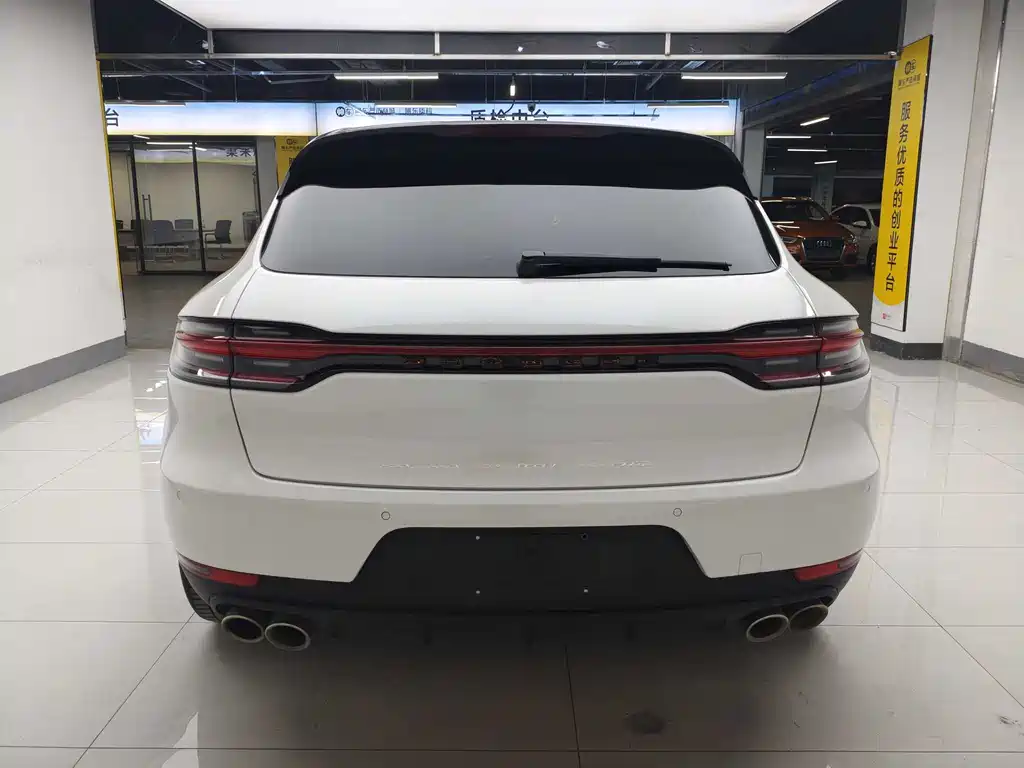 PORSCHE MACAN