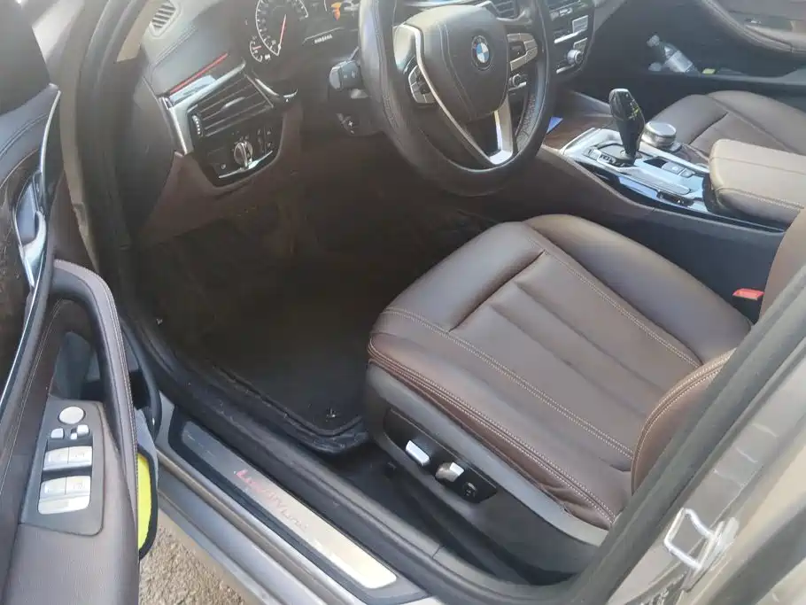 BMW 5 Series — миниатюра 9