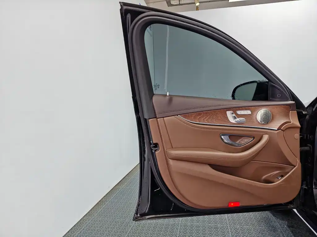 Mercedes-Benz E-Class — миниатюра 13