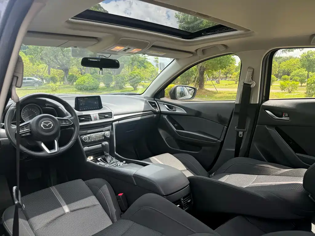 Mazda Mazda3 3 2019 2.0L AT Luxury V