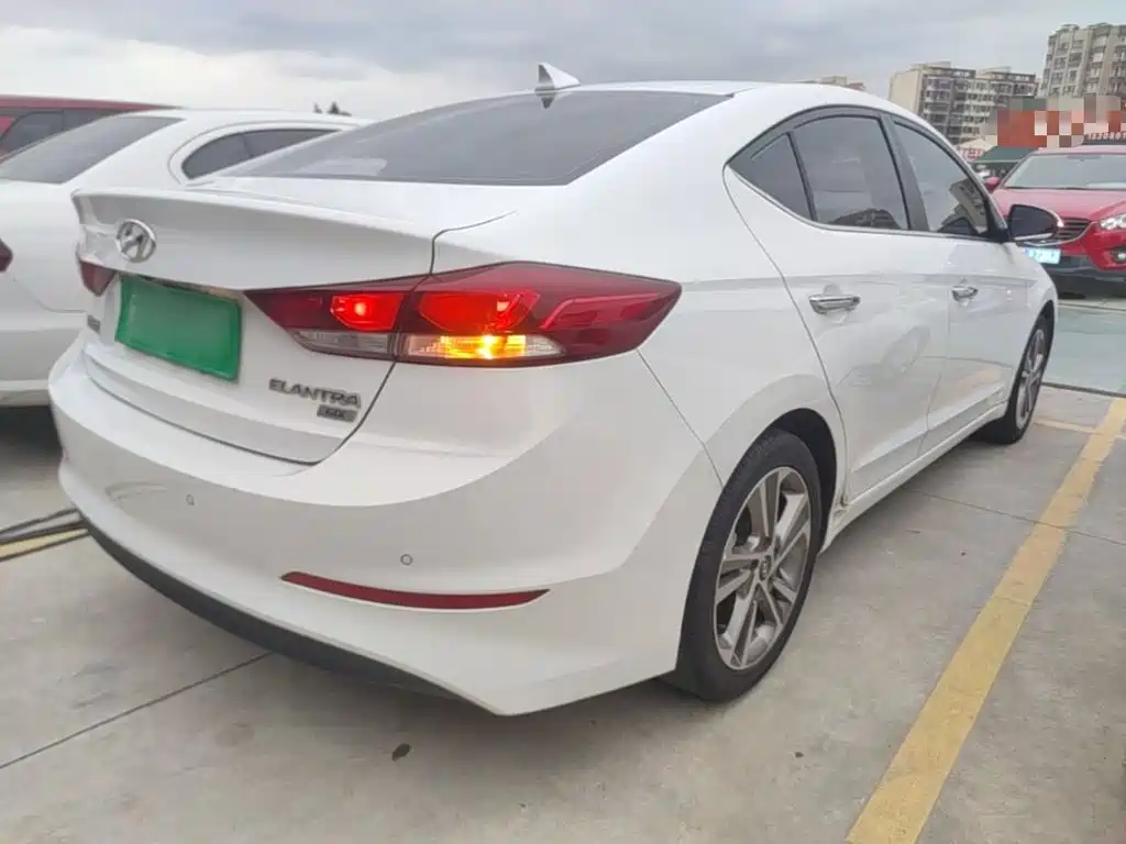 Hyundai Elantra — миниатюра 7