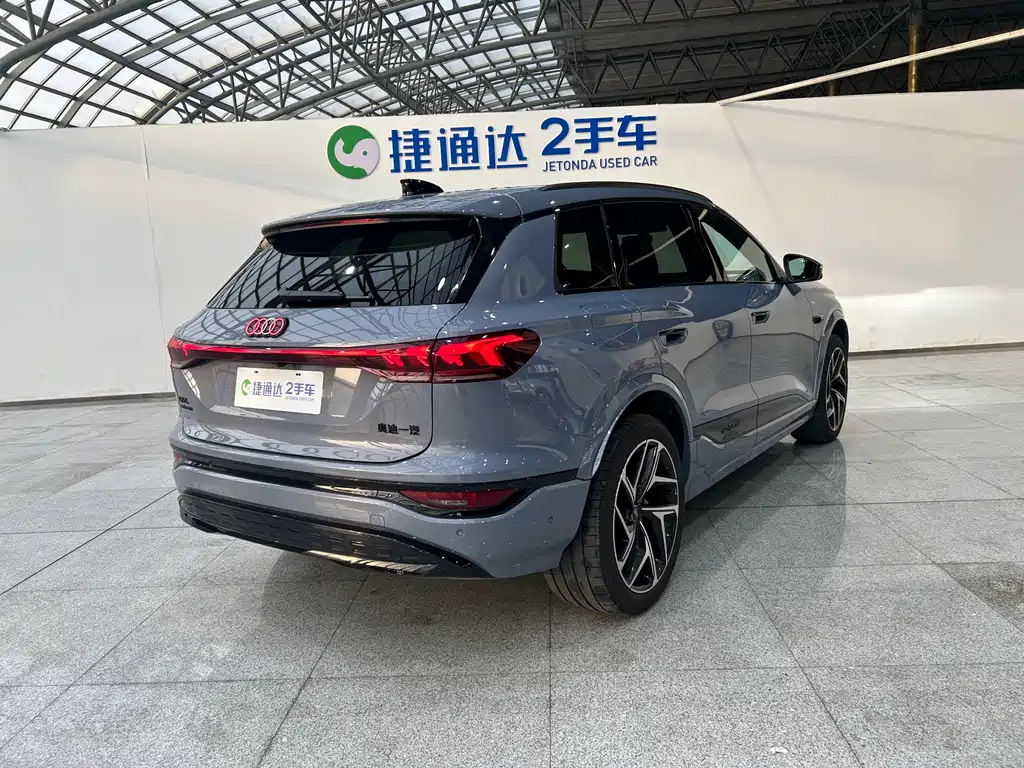 AUDI Q6L E TRON