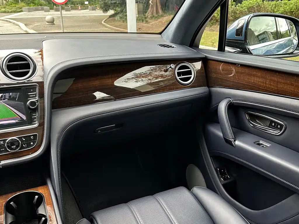 Bentley Bentayga — миниатюра 22
