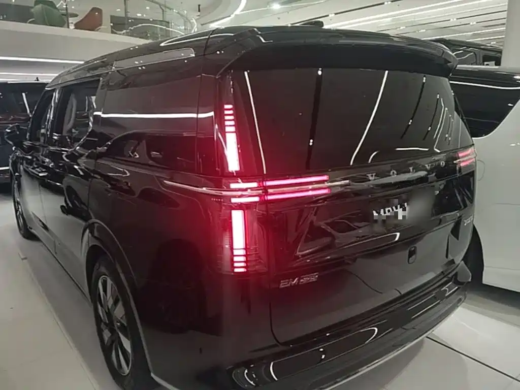 Volvo EM90 2025 Ultra мест