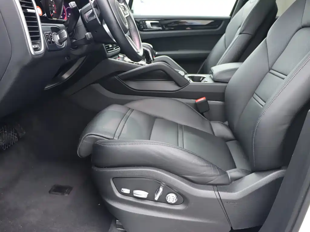 Porsche Cayenne — миниатюра 5