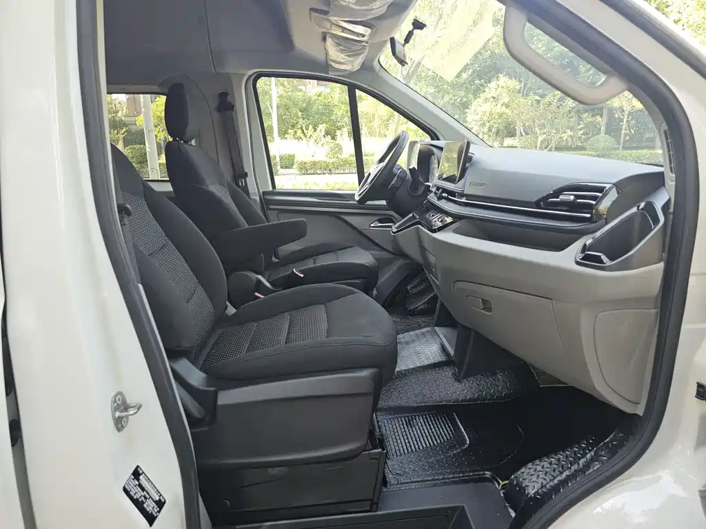 Maxus V70 2023 2.0T Elite AT 6/7 мест