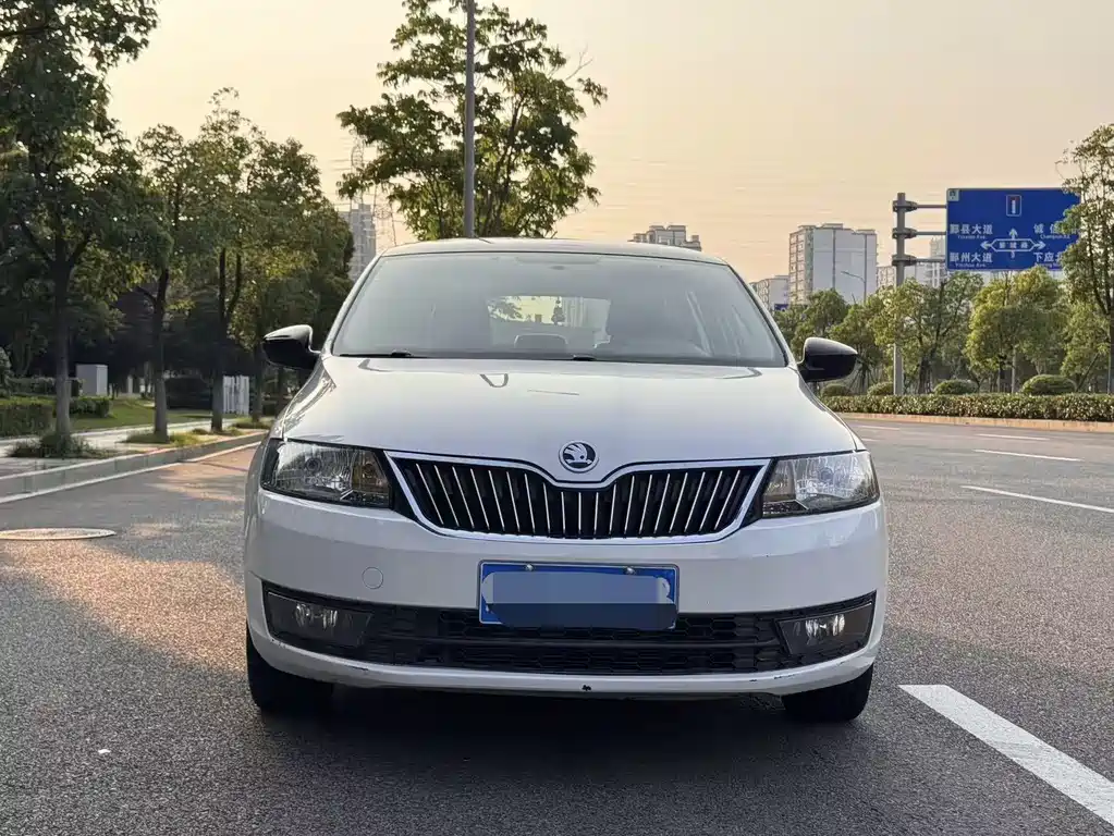 Skoda Rapid Spaceback 2014 1.6L AT Enjoy