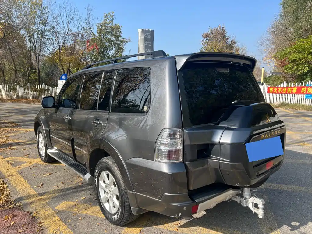 MITSUBISHI PAJERO