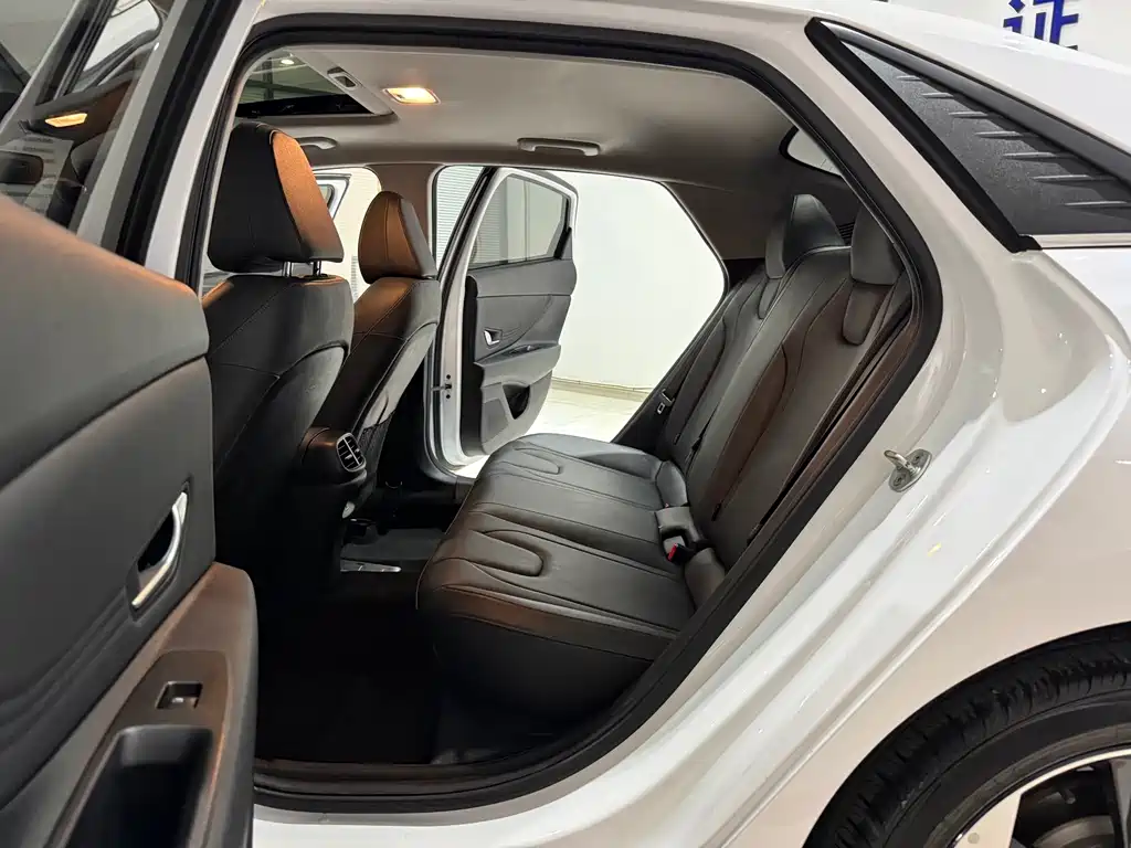 Hyundai Elantra — миниатюра 10