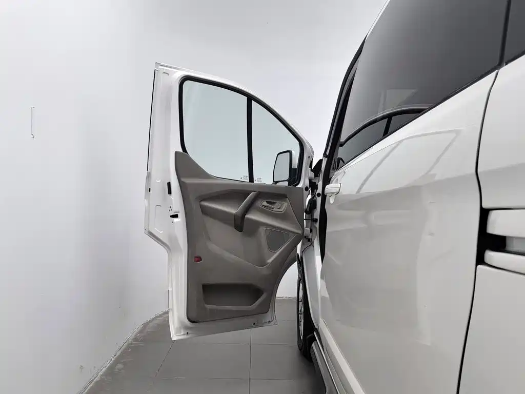 Ford Tourneo — миниатюра 8