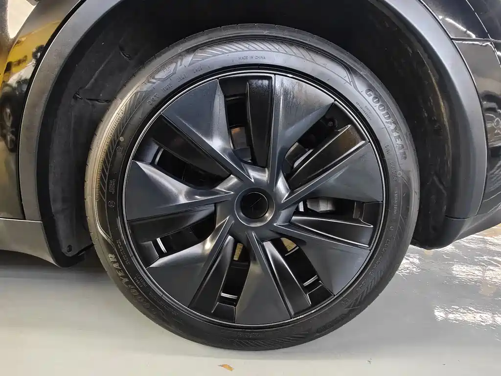 Tesla Model Y — миниатюра 8