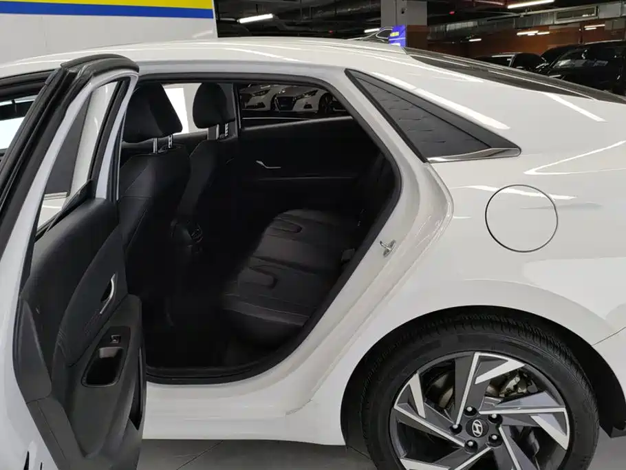 Hyundai Elantra — миниатюра 11