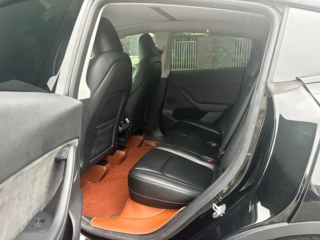 Tesla Model Y — миниатюра 5