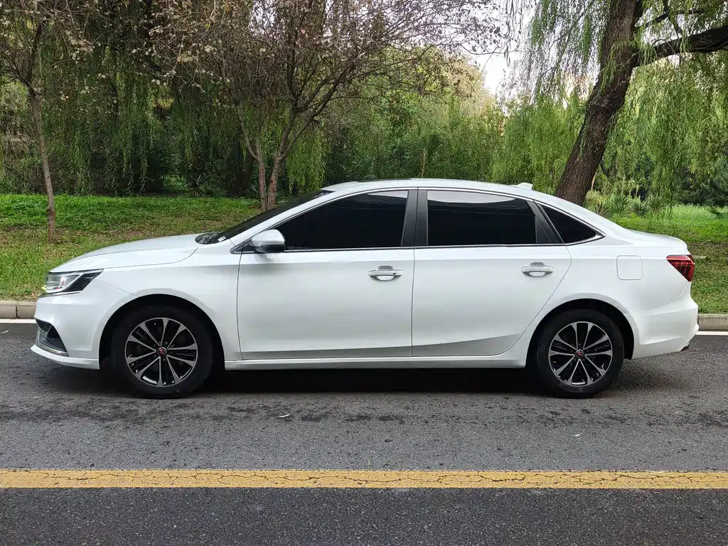 Roewe i6 New Energy — миниатюра 3