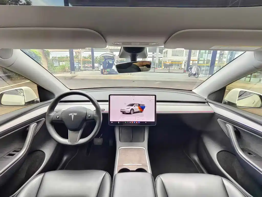 Tesla Model Y — миниатюра 5