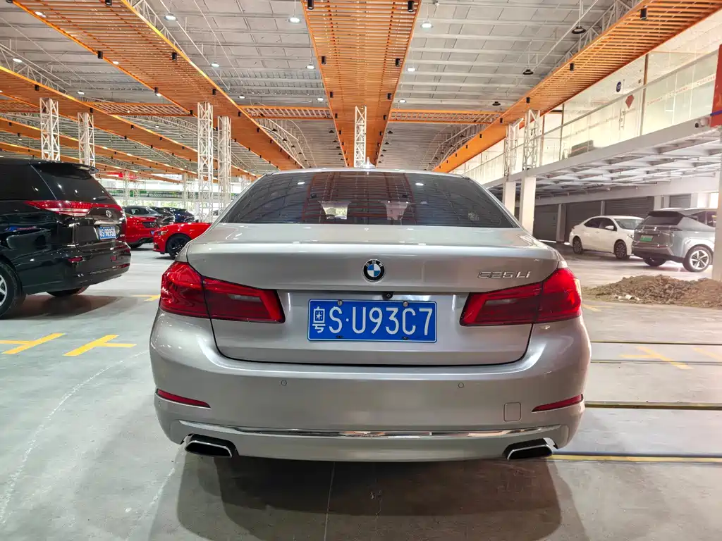 BMW 5 Series — миниатюра 10