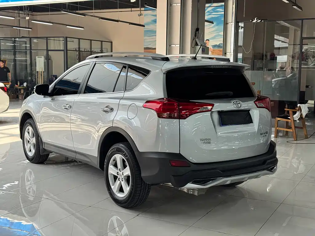 Toyota RAV4 — миниатюра 10
