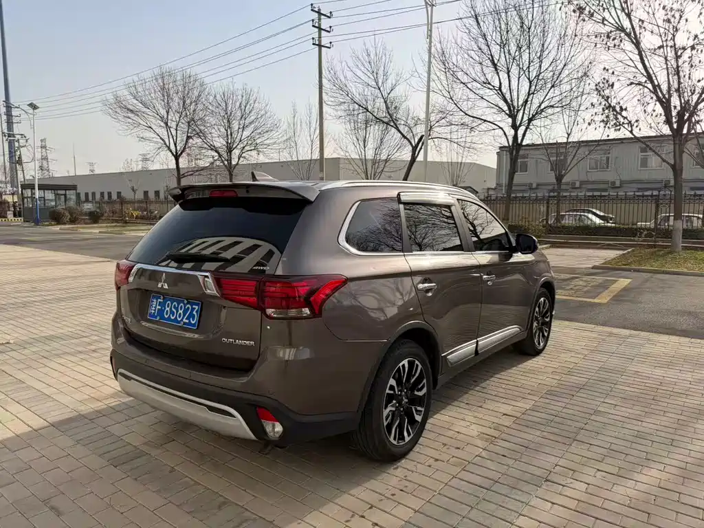 MITSUBISHI OUTLANDER